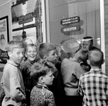 854100 Afbeelding van kinderen voor het plaatskaartenkantoor in het Spoorwegcentrum van de Albertushoeve in het ...